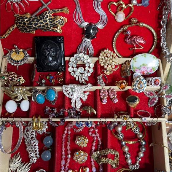 Wonders found “ vintage jewelry” for a poshmark show only at 6PM ET - Picture 3 of 5